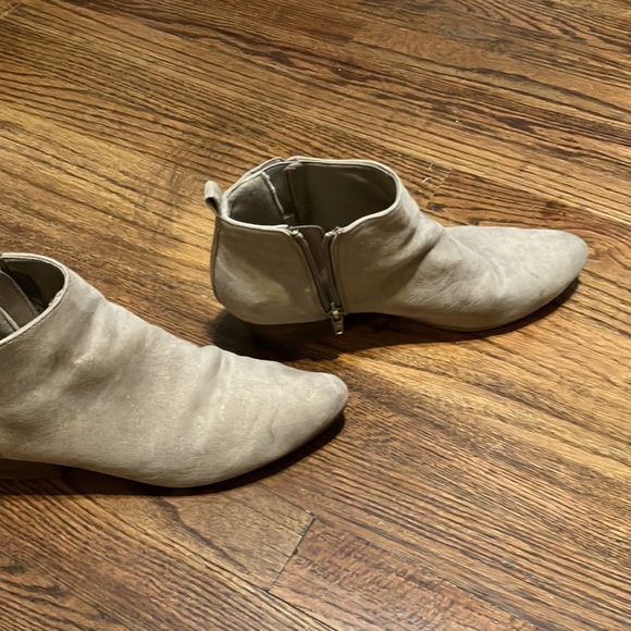 Old Navy short boot. Size 9. Beige/Tan. - Picture 2 of 2